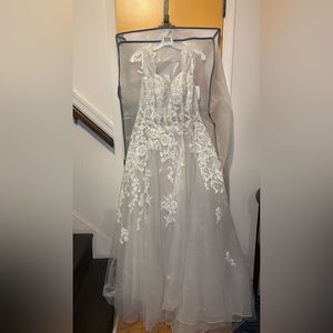 David’s Bridal Wedding Dress & Veil